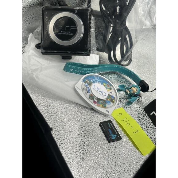 Psp 3000 project diva 2nd w/accessories & new battery pack - Picture 9 of 9